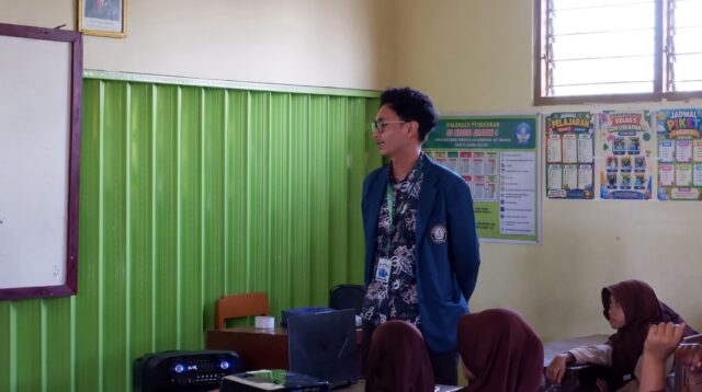 Mahasiswa KKN UNDIP saat melakukan sosialisasi Pendidikan Kewarganegaraan Mengenai Sistem Pemerintahan bagi siswa SDN Jirapan 4. (Dok. Pribadi)