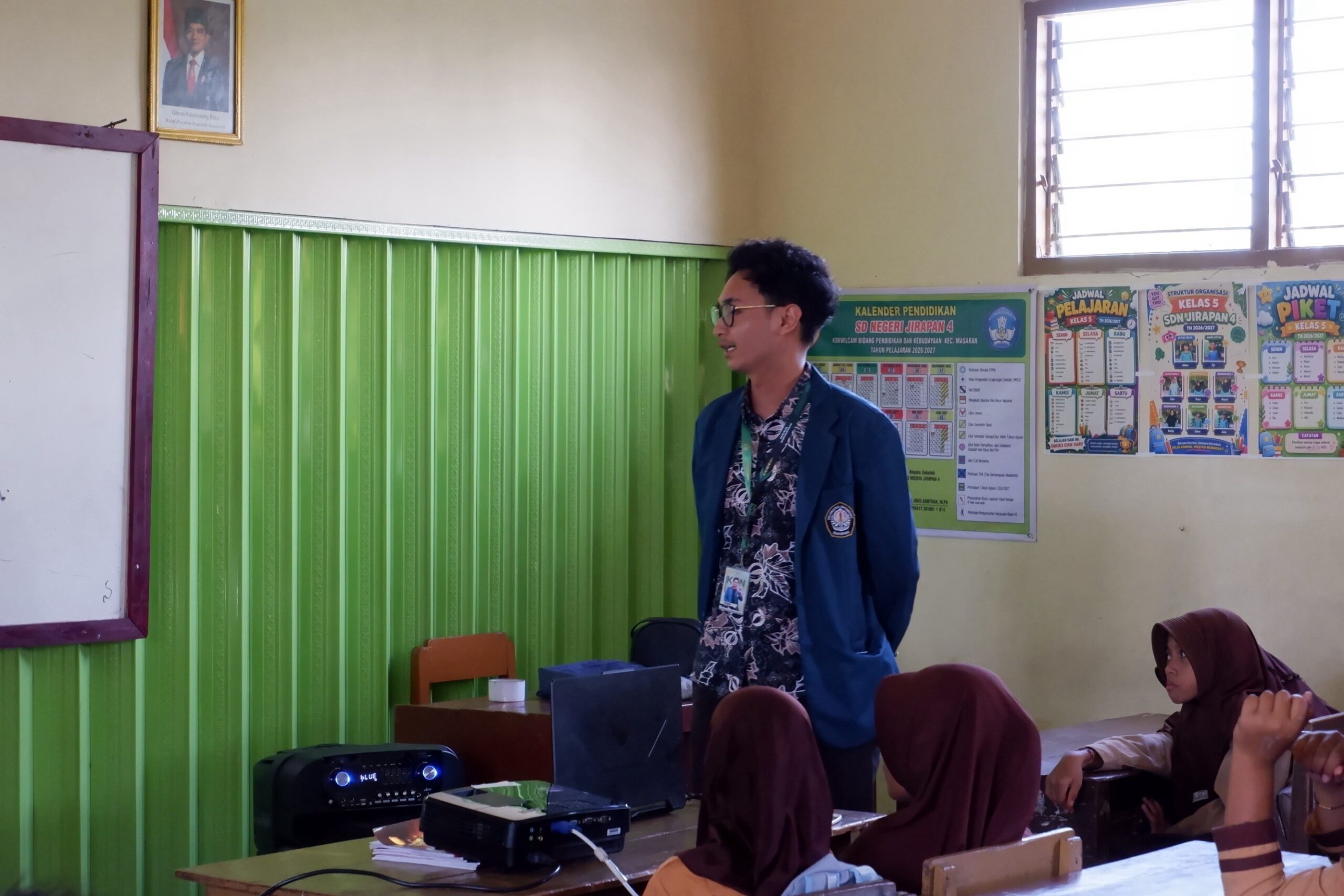 Mahasiswa KKN UNDIP saat melakukan sosialisasi Pendidikan Kewarganegaraan Mengenai Sistem Pemerintahan bagi siswa SDN Jirapan 4. (Dok. Pribadi)