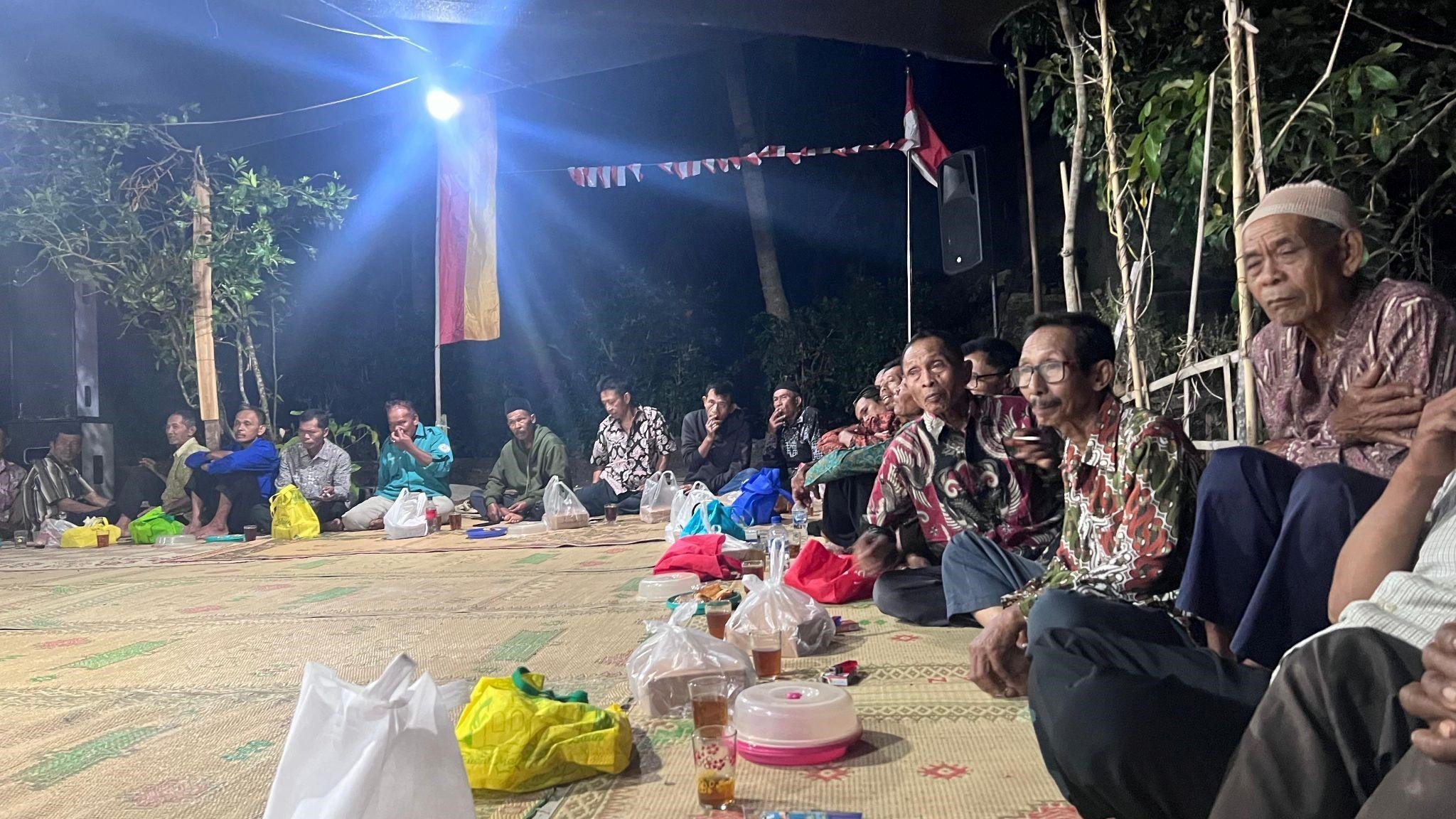 Suasana kebersamaan dalam kegiatan persembahan video profil Padukuhan sebagai media informasi dan promosi. (Dok. Pribadi/KKN 71 UNS Karangawen)