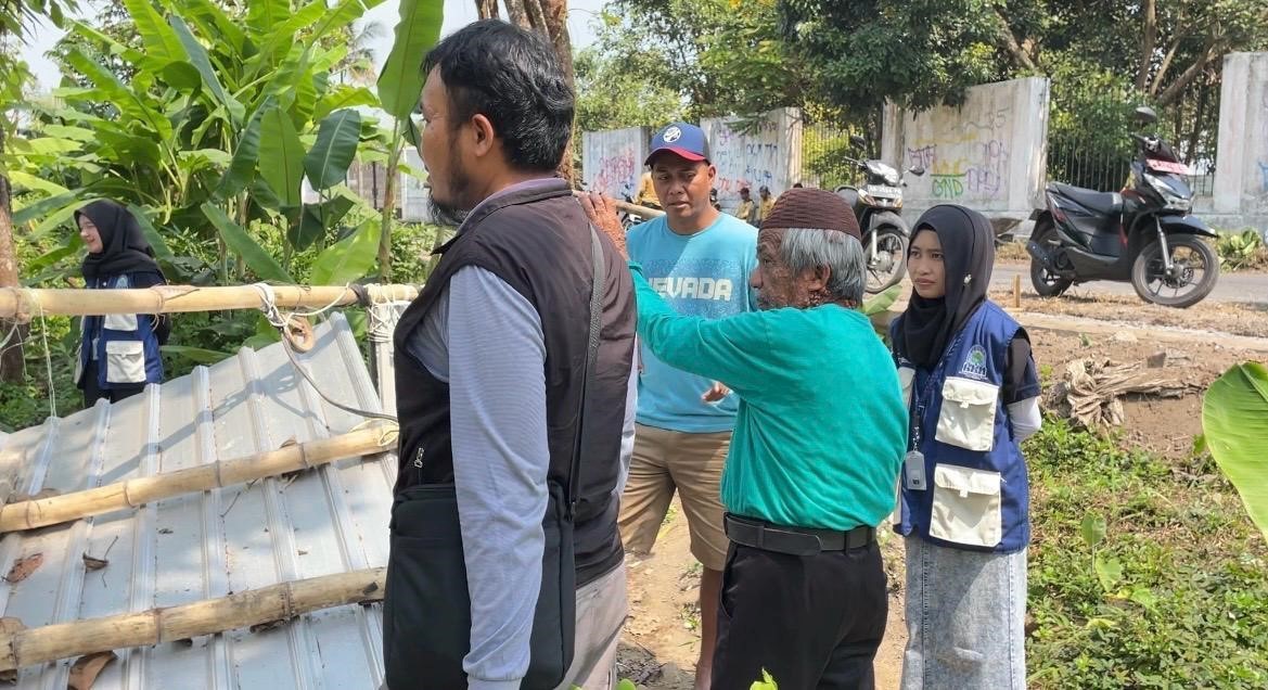 Survei lokasi sumber air bersama perangkat dusun dan ASAR Humanity pada 29 Juli 2026. (Dok. Pribadi/KKN PPM 105 UMBY)