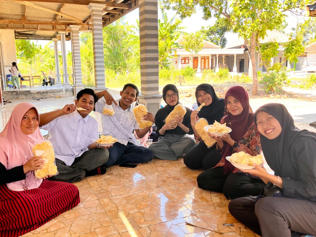 Tim pengabdian melakukan kunjungan dan pendampingan di rumah produksi UMKM Keripik Tette milik Ibu Ais. (Dok. Tim KKN Universitas Trunodjoyo Madura)