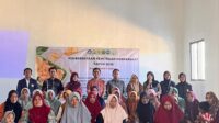 Tim pengabdian menyampaikan materi mengenai penerapan Good Manufacturing Practices (GMP) kepada pelaku UMKM Keripik Tette di Desa Blumbungan, Kecamatan Larangan, Kabupaten Pamekasan. (Dok. Tim KKN Universitas Trunodjoyo Madura) Tim pengabdian menyampaikan materi mengenai penerapan Good Manufacturing Practices (GMP) kepada pelaku UMKM Keripik Tette di Desa Blumbungan, Kecamatan Larangan, Kabupaten Pamekasan. (Dok. Tim KKN Universitas Trunodjoyo Madura)