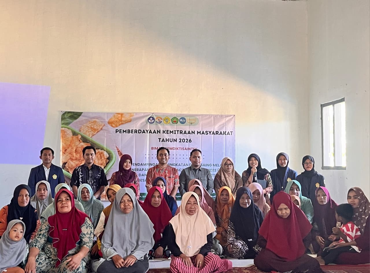 Tim pengabdian menyampaikan materi mengenai penerapan Good Manufacturing Practices (GMP) kepada pelaku UMKM Keripik Tette di Desa Blumbungan, Kecamatan Larangan, Kabupaten Pamekasan. (Dok. Tim KKN Universitas Trunodjoyo Madura)