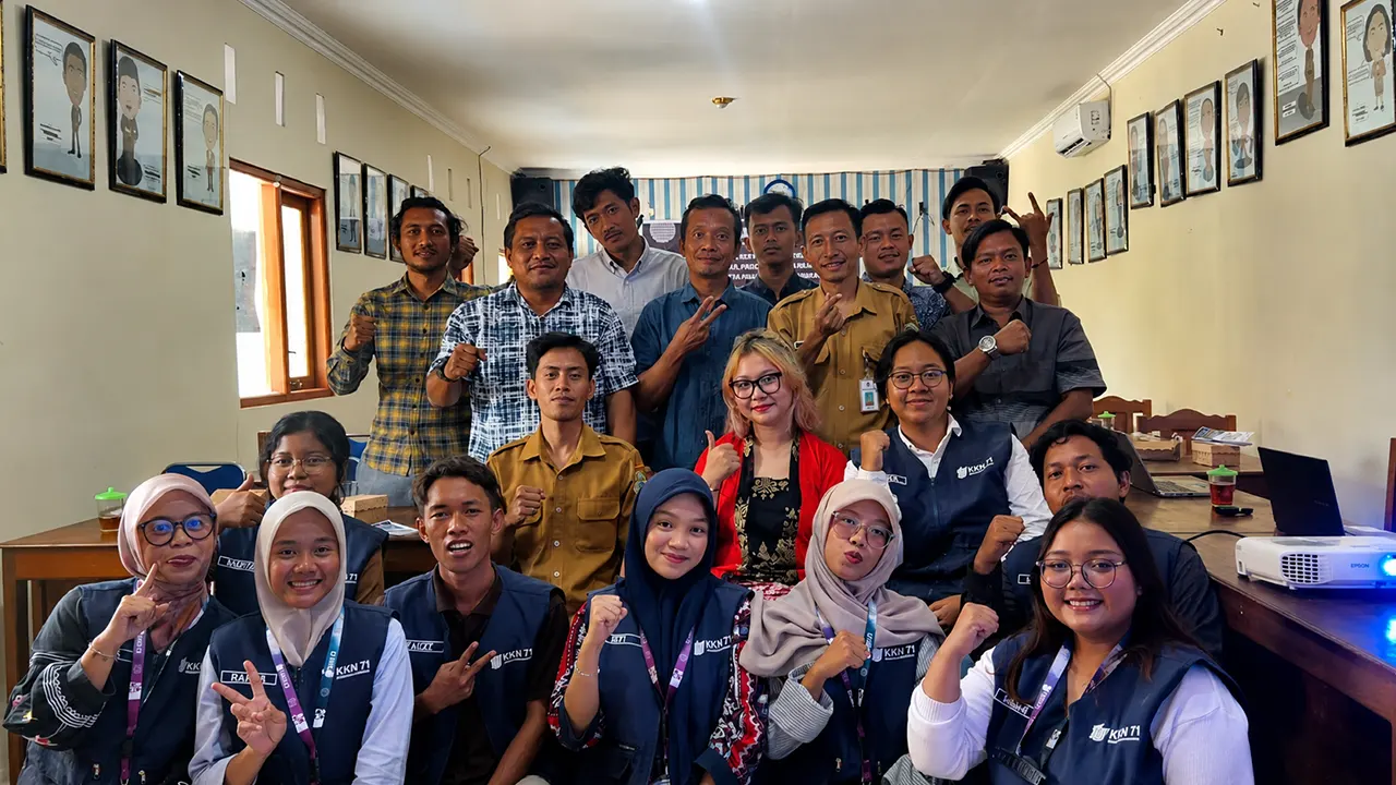 Dokumentasi bersama setelah mahasiswa KKN Universitas Sebelas Maret (UNS) memberikan pemaparan materi kepemanduan wisata kepada calon tour guide di Balai Kalurahan Karangawen, Jumat (14/8/2026). (Dok. Pribadi/KKN 71 UNS Karangawen)