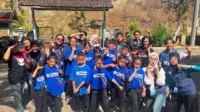 Mahasiswa KKN Universitas Sebelas Maret (UNS) mengajak siswa SD Pelangi Handayani mengikuti kegiatan pembinaan olahraga usia dini melalui senam bersama dan praktik teknik dasar sepak bola sebagai upaya menumbuhkan kebiasaan hidup sehat dan aktif. (Doc. Pribadi) Mahasiswa KKN Universitas Sebelas Maret (UNS) mengajak siswa SD Pelangi Handayani mengikuti kegiatan pembinaan olahraga usia dini melalui senam bersama dan praktik teknik dasar sepak bola sebagai upaya menumbuhkan kebiasaan hidup sehat dan aktif. (Doc. Pribadi)