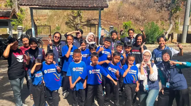 Mahasiswa KKN Universitas Sebelas Maret (UNS) mengajak siswa SD Pelangi Handayani mengikuti kegiatan pembinaan olahraga usia dini melalui senam bersama dan praktik teknik dasar sepak bola sebagai upaya menumbuhkan kebiasaan hidup sehat dan aktif. (Doc. Pribadi)