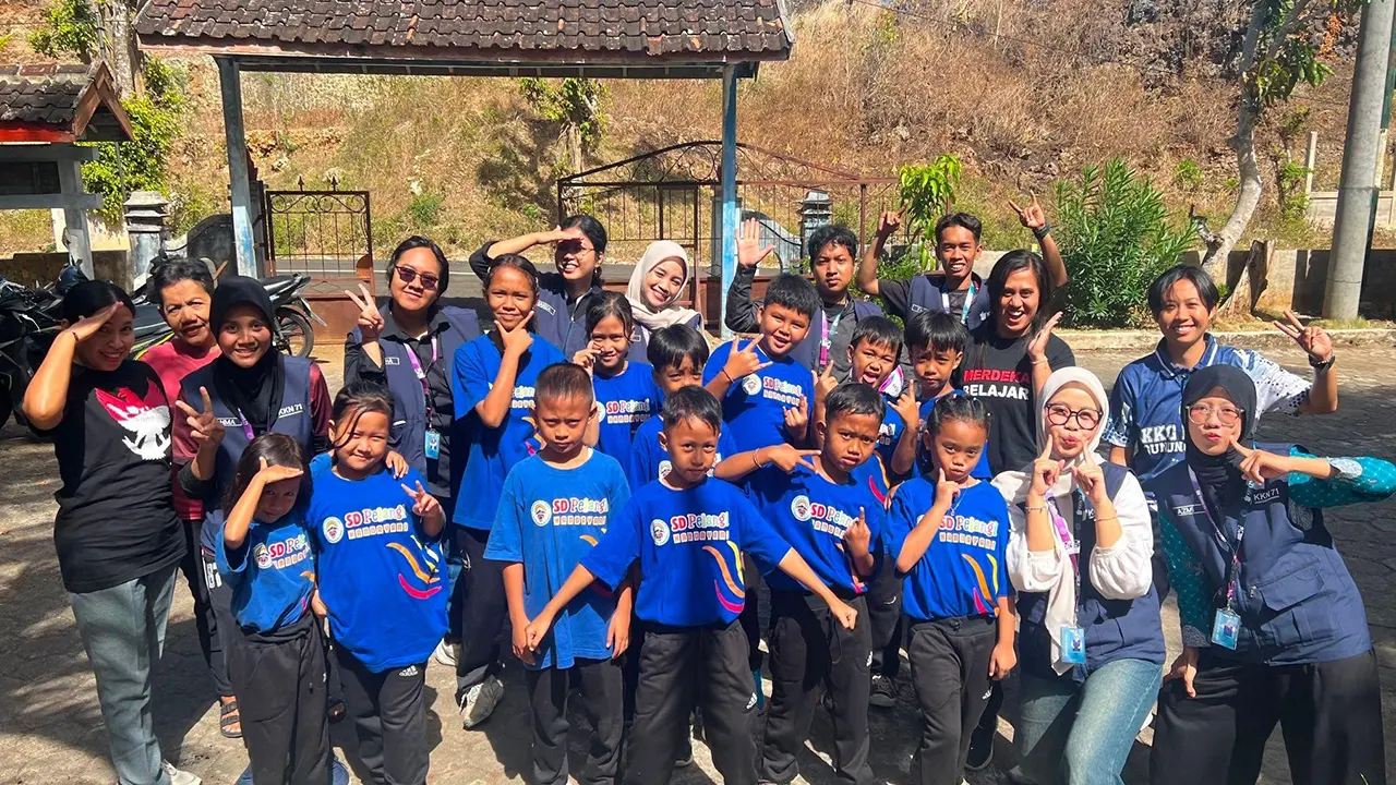Mahasiswa KKN Universitas Sebelas Maret (UNS) mengajak siswa SD Pelangi Handayani mengikuti kegiatan pembinaan olahraga usia dini melalui senam bersama dan praktik teknik dasar sepak bola sebagai upaya menumbuhkan kebiasaan hidup sehat dan aktif. (Doc. Pribadi)