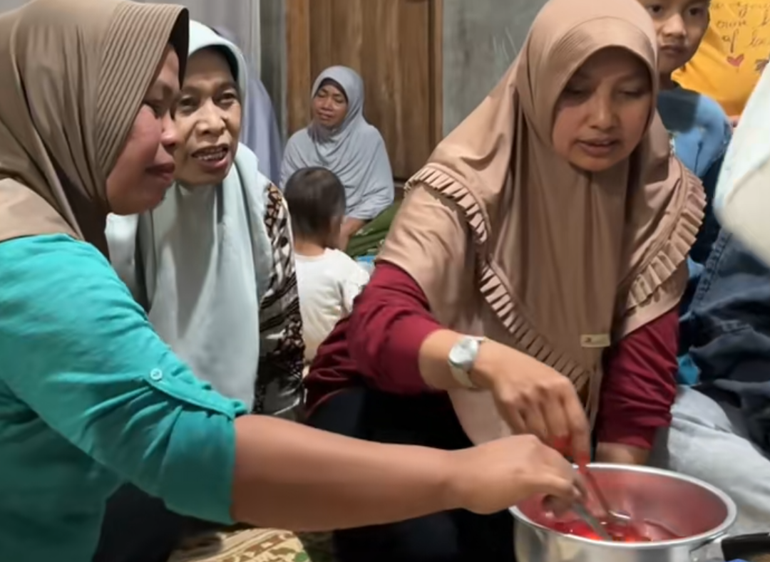 Warga praktik secara langsung pembuatan lilin aroma terapi dari minyak jelantah. (Dok. Pribadi/KKN UNS 173)