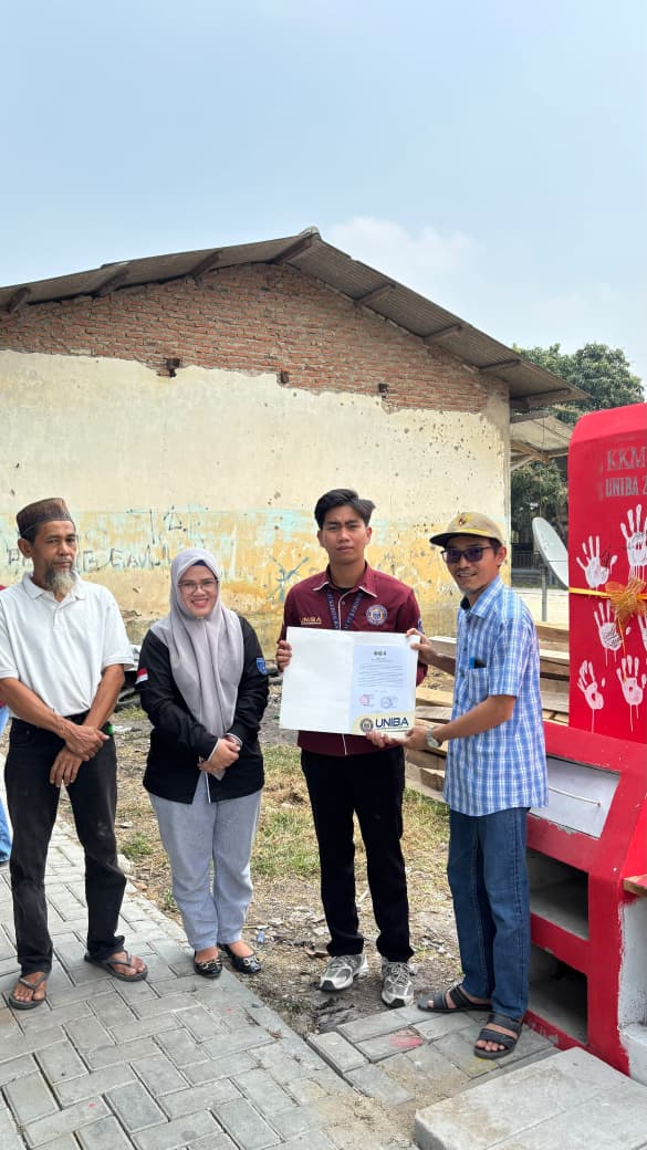 Kelompok Kuliah Kerja Mahasiswa (KKM) 27 Universitas Bina Bangsa (UNIBA) menyerahkan hasil program Rocket Stove kepada pihak Desa Kebon Ratu, Kecamatan Lebak Wangi, Kabupaten Serang. (Dok. Pribadi/KKM 27 UNIBA)