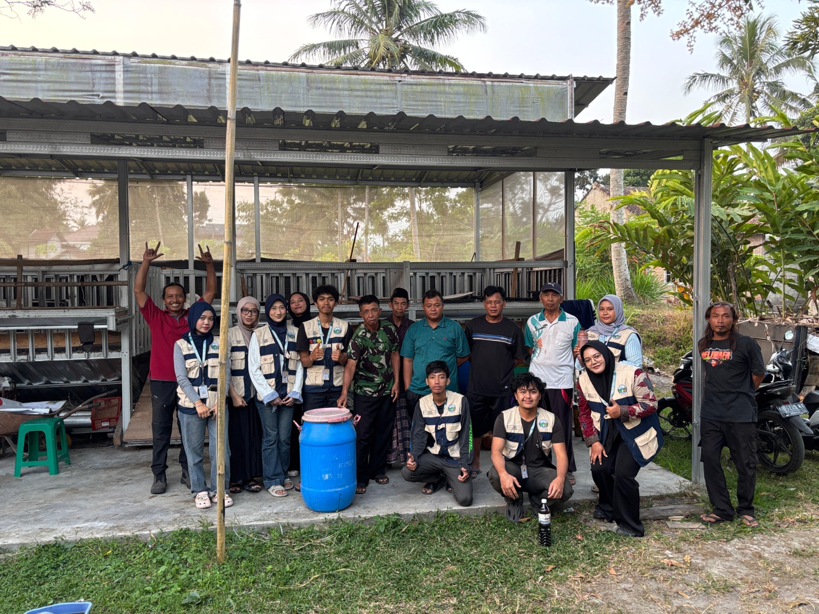 Dokumentasi bersama setelah pengenalan pembuatan silase kepada warga Dusun Rejosari, Kamis (13/8/2026). (Dok. Pribadi/KKN 95 UMBY)