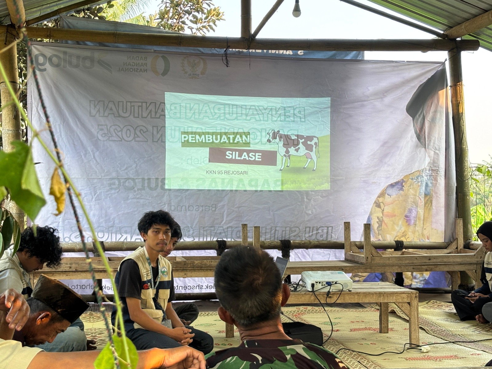 Pemaparan materi pembuatan silase kepada warga Dusun Rejosari, Kamis (13/8/2026). (Dok. Pribadi/KKN 95 UMBY)