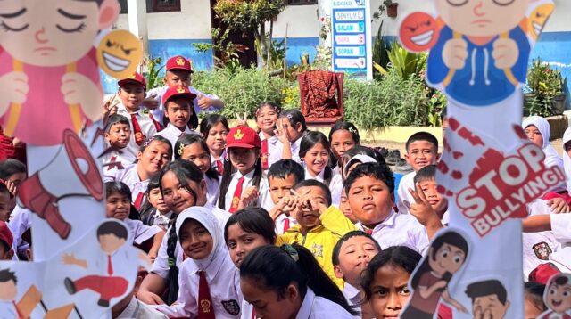 Siswa SD Negeri 040472 Beganding mengikuti kegiatan sosialisasi anti-bullying yang digelar Kelompok 17 KPM Mandiri UIN Suna, Selasa (11/8/2026). (Dok. Pribadi/Kelompok 17 KPM Mandiri UIN SUNA)