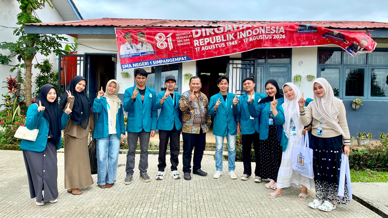 Mahasiswa KPM Mandiri Kelompok 17 UIN SUNA berfoto bersma dengan pihak SMA Negeri Simpangempat. (Dok. Pribadi/Kelompok 17 KPM Mandiri UIN SUNA)
