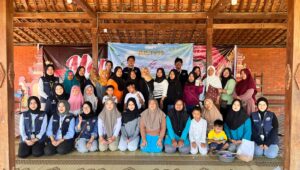 Dokumentasi bersama setelah pelaksanaan Workshop Kewirausahaan & Pembuatan Sabun Lidah Buaya di Padukuhan Gunungsari, Kalurahan Sambirejo, Kecamatan Prambanan, Kabupaten Sleman, sebagai bentuk kegiatan pemberdayaan dan pengembangan keterampilan kewirausahaan masyarakat. (Dok. Pribadi/KKN 235 UNS)