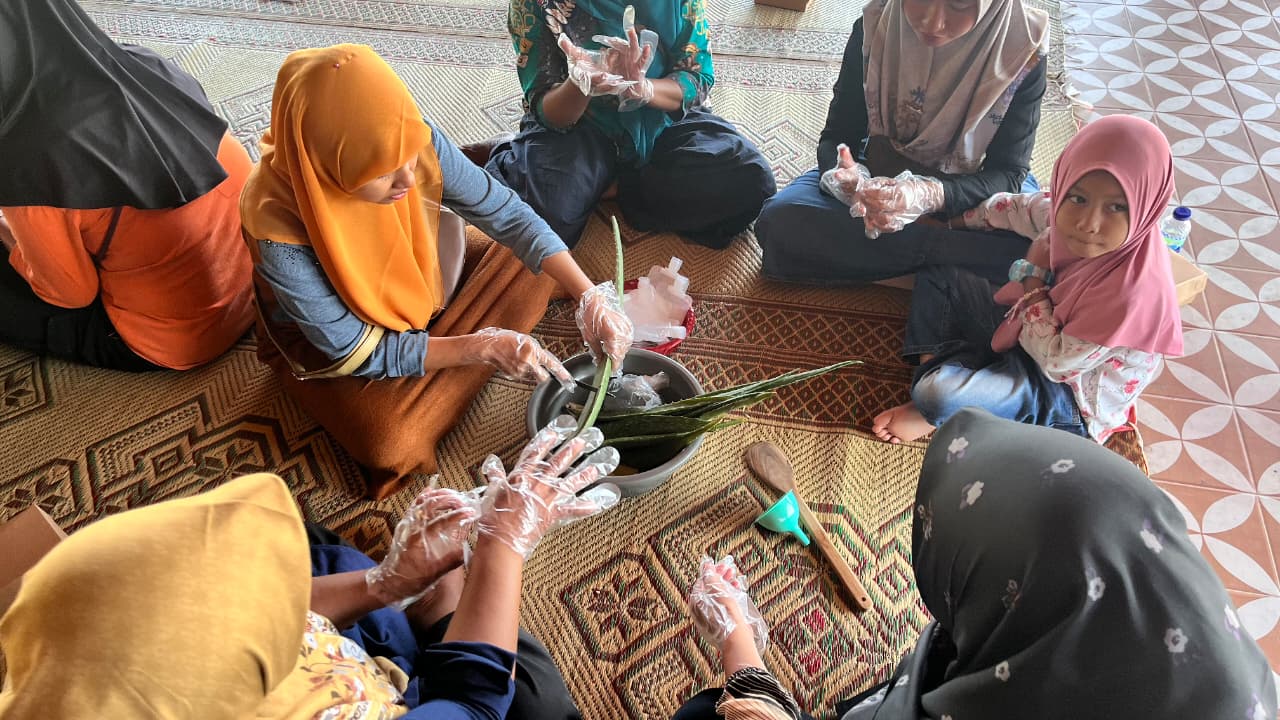 Antusias para ibu-ibu masyarakat Padukuhan Gunungsari saat mengikuti pembuatan sabun lidah buaya. (Dok. Pribadi/KKN 235 UNS)