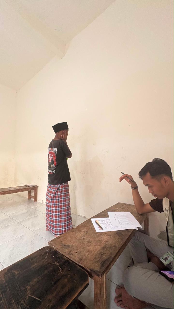 Mahasiswa KKN 192 UMM saat menjadi juri dalam lomba adzan dalam rangka merayakan HUT ke-81 Kemerdekaan Republik Indonesia di Desa Sumberagung, Kecamatan Plumpang, Kabupaten Tuban. (Dok. Pribadi/KKN 192 UMM)