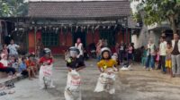 Antusias peserta lomba balap karung dalam rangka merayakan HUT ke-81 Kemerdekaan Republik Indonesia di Desa Sumberagung, Kecamatan Plumpang, Kabupaten Tuban. (Dok. Pribadi/KKN 192 UMM) Antusias peserta lomba balap karung dalam rangka merayakan HUT ke-81 Kemerdekaan Republik Indonesia di Desa Sumberagung, Kecamatan Plumpang, Kabupaten Tuban. (Dok. Pribadi/KKN 192 UMM)