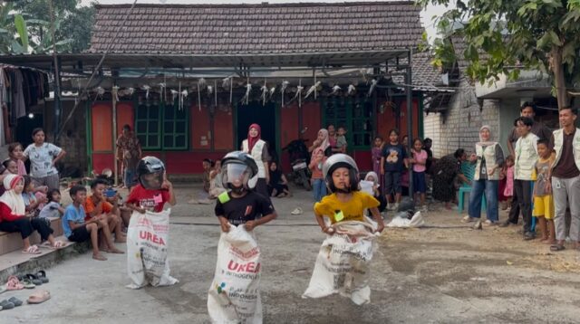 Antusias peserta lomba balap karung dalam rangka merayakan HUT ke-81 Kemerdekaan Republik Indonesia di Desa Sumberagung, Kecamatan Plumpang, Kabupaten Tuban. (Dok. Pribadi/KKN 192 UMM)