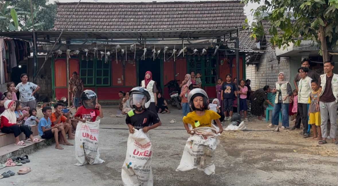 Antusias peserta lomba balap karung dalam rangka merayakan HUT ke-81 Kemerdekaan Republik Indonesia di Desa Sumberagung, Kecamatan Plumpang, Kabupaten Tuban. (Dok. Pribadi/KKN 192 UMM)