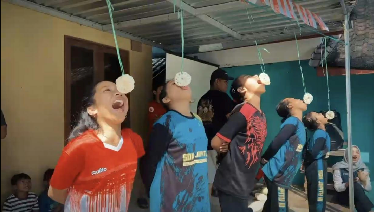 Semangat dan pantang menyerah terpancar dari anak-anak Padukuhan Langsep yang saling beradu ketangkasan dalam lomba makan kerupuk. (Dok. Pribadi/Mahasiswa KKN Kelompok 71 UNS)