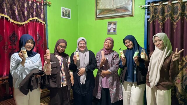Mahasiswa KKM 27 UNIBA bersama pelaku UMKM Susu Kedelai Wong Kebon dalam kegiatan penguatan identitas produk melalui rebranding logo dan penyerahan stempel. Kolaborasi ini menjadi bagian dari upaya mendorong pengembangan UMKM lokal agar semakin dikenal dan memiliki daya saing. (Doc. Pribadi)