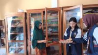 Mahasiswa KKN-T IDBU 64 mendampingi pengelola UMKM batik Kelurahan Kenep. (Doc. Pribadi)