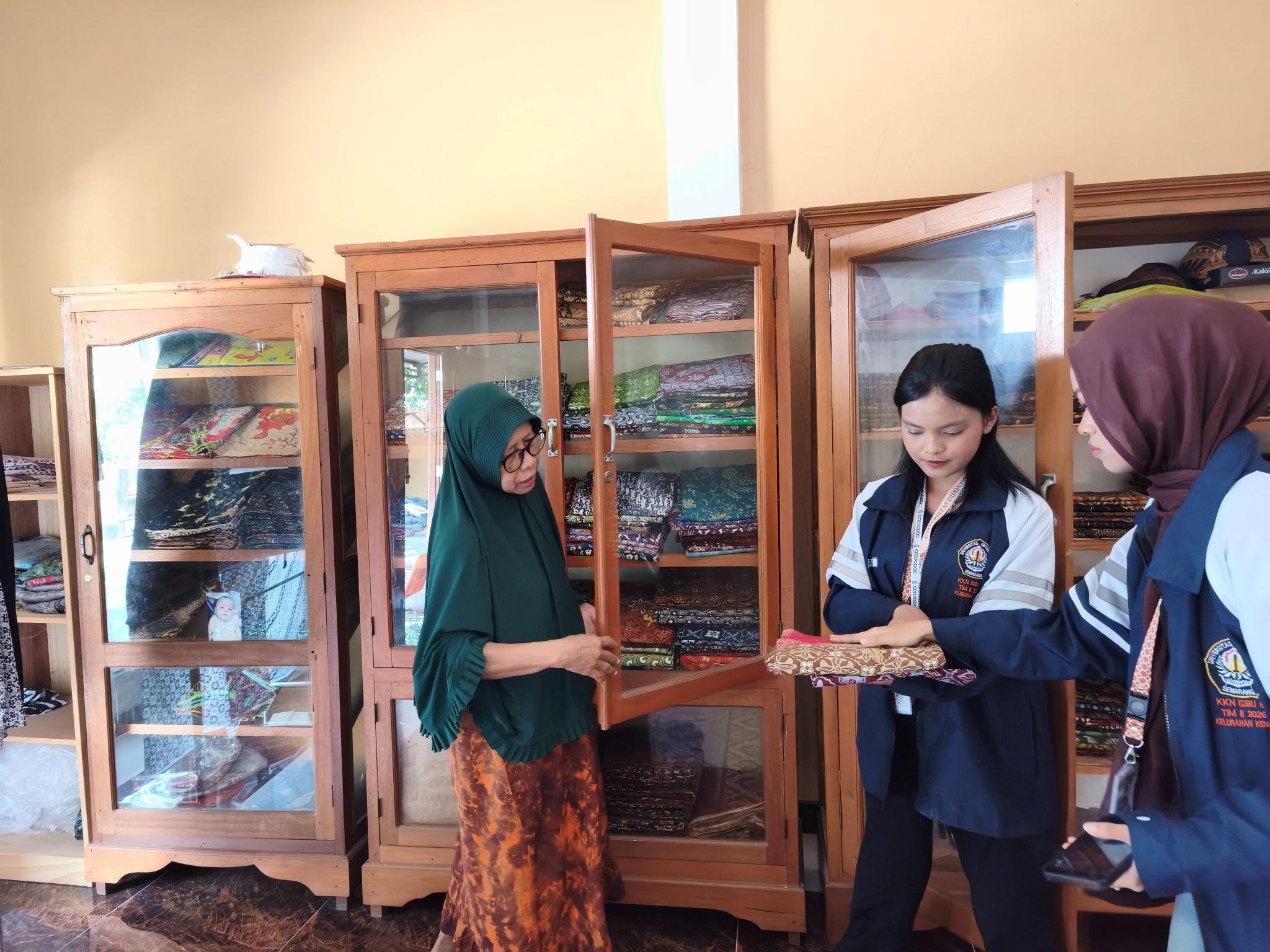 Mahasiswa KKN-T IDBU 64 mendampingi pengelola UMKM batik Kelurahan Kenep. (Doc. Pribadi)