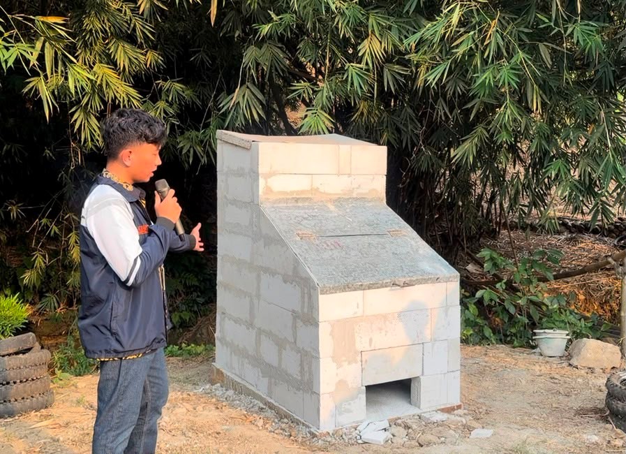 Mahasiswa KKN Universitas Diponegoro menjelaskan penggunaan rocket stove sebagai alternatif pengelolaan sampah kepada warga Desa Karangpelem, Sragen. Inovasi ini diperkenalkan untuk mendorong pengelolaan sampah yang lebih terarah dan berkelanjutan. (Doc. Pribadi)