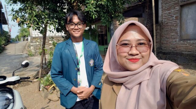 Mahasiswa KKN Undip bersama perangkat Desa Jirapan saat pelaksanaan survei RTLH. (Dok. Pribadi)