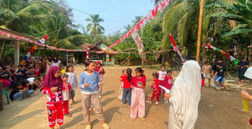 Rangkaian perlombaan ditutup dengan pembagian hadiah yang telah disiapkan oleh panitia mahasiswa KKM. Selain trofi kemenangannya, mahasiswa juga menyediakan berbagai doorprize menarik dan hadiah hiburan untuk mengapresiasi semangat partisipasi warga. (Dok. Pribadi/Mahasiswa (KKM) Kelompok 82)