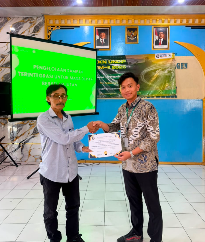 foto bersama, penyerahan sertifikat kepada pihak pemerintah desa. (Doc. Pribadi)