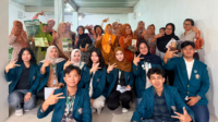 Mahasiswa KKN Universitas Diponegoro (Undip) bersama Ibu-Ibu PKK Desa Karangpelem berfoto bersama seusai kegiatan sosialisasi dan pendampingan Optimalisasi Lahan Pekarangan melalui Pengembangan Tanaman Obat Keluarga (TOGA) di Desa Karangpelem, Kecamatan Kedawung, Kabupaten Sragen. Kegiatan ini mendorong pemanfaatan pekarangan sebagai lahan produktif bagi keluarga. (Doc. Pribadi) Mahasiswa KKN Universitas Diponegoro (Undip) bersama Ibu-Ibu PKK Desa Karangpelem berfoto bersama seusai kegiatan sosialisasi dan pendampingan Optimalisasi Lahan Pekarangan melalui Pengembangan Tanaman Obat Keluarga (TOGA) di Desa Karangpelem, Kecamatan Kedawung, Kabupaten Sragen. Kegiatan ini mendorong pemanfaatan pekarangan sebagai lahan produktif bagi keluarga. (Doc. Pribadi)
