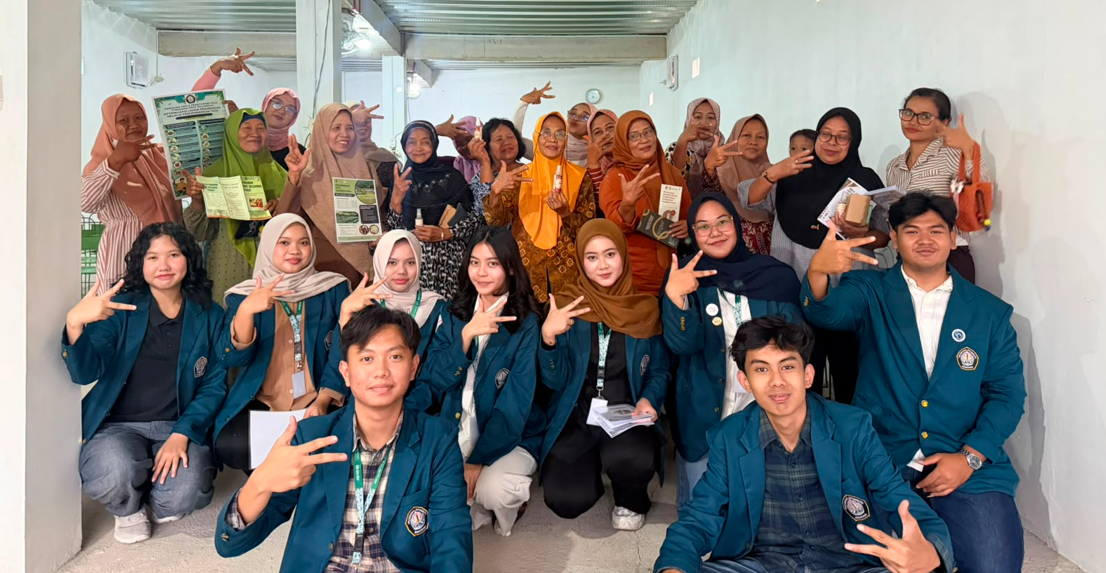 Mahasiswa KKN Universitas Diponegoro (Undip) bersama Ibu-Ibu PKK Desa Karangpelem berfoto bersama seusai kegiatan sosialisasi dan pendampingan Optimalisasi Lahan Pekarangan melalui Pengembangan Tanaman Obat Keluarga (TOGA) di Desa Karangpelem, Kecamatan Kedawung, Kabupaten Sragen. Kegiatan ini mendorong pemanfaatan pekarangan sebagai lahan produktif bagi keluarga. (Doc. Pribadi)