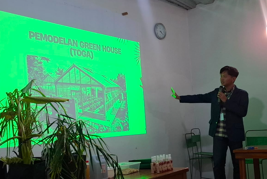 Mahasiswa KKN Universitas Diponegoro memaparkan pemodelan Green House TOGA sebagai bagian dari program optimalisasi lahan pekarangan di Desa Karangpelem, Kecamatan Kedawung, Kabupaten Sragen. Pemodelan tersebut diperkenalkan sebagai konsep pemanfaatan lahan untuk pengembangan Tanaman Obat Keluarga (TOGA) secara berkelanjutan. (Doc. Pribadi)