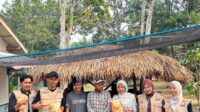 Kelompok mahasiswa Kuliah Kerja Mahasiswa (KKM) Kelompok 82 Universitas Bina Bangsa merancang program kerja digitalisasi Usaha Mikro, Kecil, dan Menengah (UMKM) di Desa Muncangkopong. Dok. Pribadi/Mahasiswa (KKM) Kelompok 82)