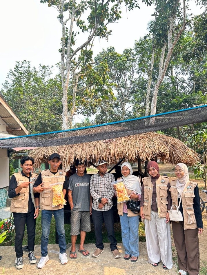 Kelompok mahasiswa Kuliah Kerja Mahasiswa (KKM) Kelompok 82 Universitas Bina Bangsa merancang program kerja digitalisasi Usaha Mikro, Kecil, dan Menengah (UMKM) di Desa Muncangkopong. Dok. Pribadi/Mahasiswa (KKM) Kelompok 82)