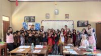 Mahasiswa KKN Kelompok 68 UMBY bersama siswa SD di Pakis berfoto bersama setelah mengikuti kegiatan psikoedukasi “Mengenali Potensi, Merangkai Mimpi”. Kegiatan ini menjadi ruang bagi siswa untuk mengenali potensi, membangun kepercayaan diri, dan berani merangkai cita-cita sejak dini. (Doc. Pribadi) Mahasiswa KKN Kelompok 68 UMBY bersama siswa SD di Pakis berfoto bersama setelah mengikuti kegiatan psikoedukasi “Mengenali Potensi, Merangkai Mimpi”. Kegiatan ini menjadi ruang bagi siswa untuk mengenali potensi, membangun kepercayaan diri, dan berani merangkai cita-cita sejak dini. (Doc. Pribadi)