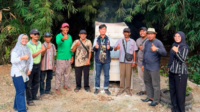Mahasiswa KKN Universitas Diponegoro bersama warga dan Pemerintah Desa Karangpelem berfoto bersama di lokasi rocket stove sebagai bagian dari program edukasi pengelolaan sampah terintegrasi dan berkelanjutan di Desa Karangpelem, Sragen. (Doc. Pribadi) Mahasiswa KKN Universitas Diponegoro bersama warga dan Pemerintah Desa Karangpelem berfoto bersama di lokasi rocket stove sebagai bagian dari program edukasi pengelolaan sampah terintegrasi dan berkelanjutan di Desa Karangpelem, Sragen. (Doc. Pribadi)