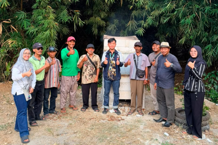 Mahasiswa KKN Universitas Diponegoro bersama warga dan Pemerintah Desa Karangpelem berfoto bersama di lokasi rocket stove sebagai bagian dari program edukasi pengelolaan sampah terintegrasi dan berkelanjutan di Desa Karangpelem, Sragen. (Doc. Pribadi)