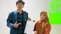 Mahasiswa KKN Tim II UNDIP menyerahkan policy brief kepada perwakilan Desa Karangpelem, Sragen, sebagai bagian dari upaya mendorong pengembangan TOGA berbasis sereh menjadi produk bernilai tambah dan berkelanjutan. (Doc. Pribadi) Mahasiswa KKN Tim II UNDIP menyerahkan policy brief kepada perwakilan Desa Karangpelem, Sragen, sebagai bagian dari upaya mendorong pengembangan TOGA berbasis sereh menjadi produk bernilai tambah dan berkelanjutan. (Doc. Pribadi)