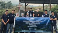 Mahasiswa KKN UNS 254 berfoto bersama dalam membangun fasilitas Bank Sampah di kawasan Agroforestry Desa Kwadungan Gunung, Kecamatan Kledung, Kabupaten Temanggung pada Selasa (11/8/2026). (Dok. Pribadi/KKN UNS 254) Mahasiswa KKN UNS 254 berfoto bersama dalam membangun fasilitas Bank Sampah di kawasan Agroforestry Desa Kwadungan Gunung, Kecamatan Kledung, Kabupaten Temanggung pada Selasa (11/8/2026). (Dok. Pribadi/KKN UNS 254)