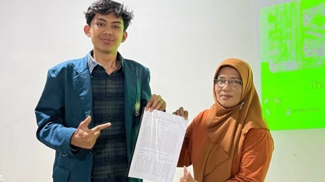 Mahasiswa KKN Tim II UNDIP menyerahkan policy brief kepada perwakilan Desa Karangpelem, Sragen, sebagai bagian dari upaya mendorong pengembangan TOGA berbasis sereh menjadi produk bernilai tambah dan berkelanjutan. (Doc. Pribadi)