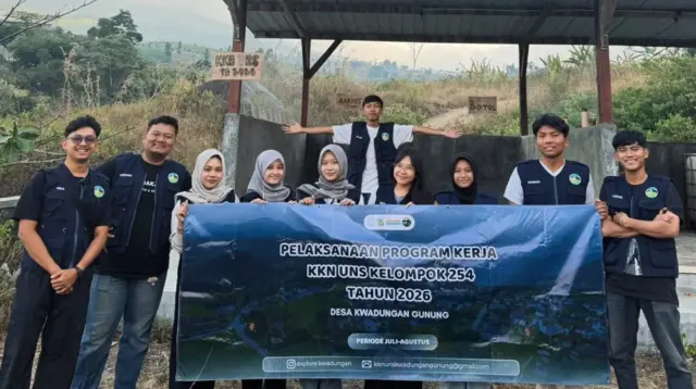 Mahasiswa KKN UNS 254 berfoto bersama dalam membangun fasilitas Bank Sampah di kawasan Agroforestry Desa Kwadungan Gunung, Kecamatan Kledung, Kabupaten Temanggung pada Selasa (11/8/2026). (Dok. Pribadi/KKN UNS 254)