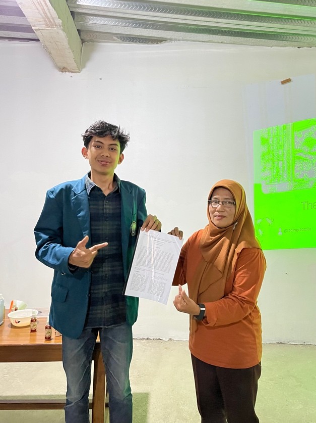 Mahasiswa KKN Tim II UNDIP menyerahkan policy brief kepada perwakilan Desa Karangpelem, Sragen, sebagai bagian dari upaya mendorong pengembangan TOGA berbasis sereh menjadi produk bernilai tambah dan berkelanjutan. (Doc. Pribadi)