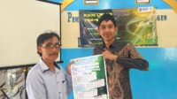 Mahasiswa KKN Tim II Universitas Diponegoro (Undip) bersama perwakilan Desa Karangpelem menunjukkan SOP Penggunaan dan Keselamatan Kerja Rocket Stove dalam kegiatan sosialisasi di Balai Desa Karangpelem, Kecamatan Kedawung, Kabupaten Sragen. Pedoman tersebut disusun untuk mendukung penggunaan Rocket Stove secara aman, tertib, dan tepat oleh masyarakat. (Doc. Pribadi) Mahasiswa KKN Tim II Universitas Diponegoro (Undip) bersama perwakilan Desa Karangpelem menunjukkan SOP Penggunaan dan Keselamatan Kerja Rocket Stove dalam kegiatan sosialisasi di Balai Desa Karangpelem, Kecamatan Kedawung, Kabupaten Sragen. Pedoman tersebut disusun untuk mendukung penggunaan Rocket Stove secara aman, tertib, dan tepat oleh masyarakat. (Doc. Pribadi)