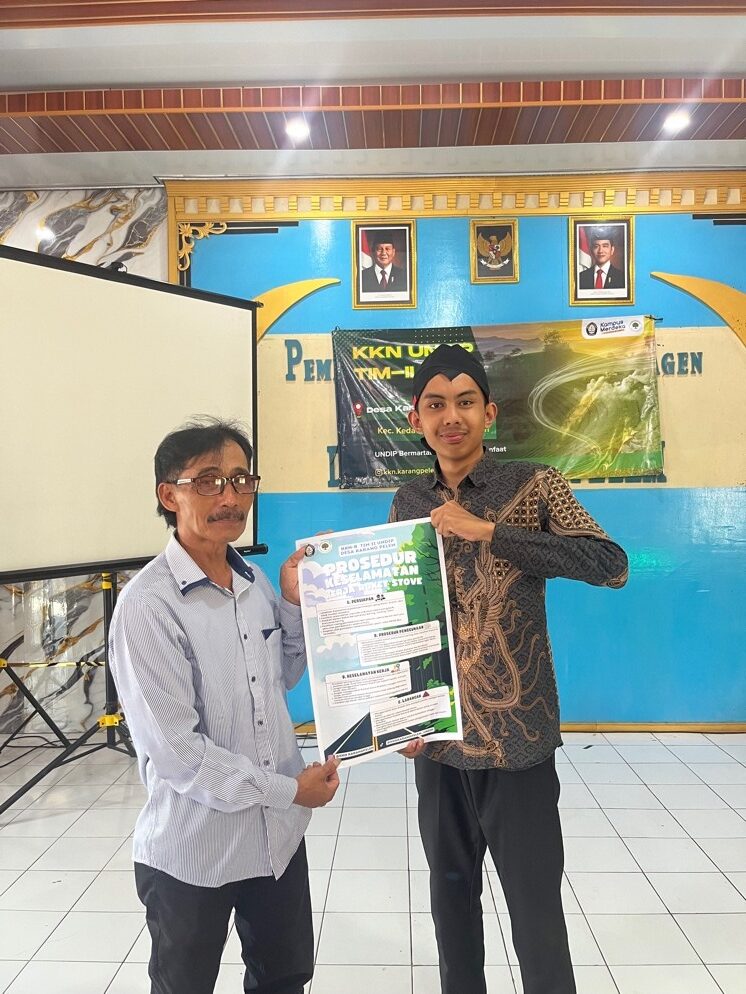 Mahasiswa KKN Tim II Universitas Diponegoro (Undip) bersama perwakilan Desa Karangpelem menunjukkan SOP Penggunaan dan Keselamatan Kerja Rocket Stove dalam kegiatan sosialisasi di Balai Desa Karangpelem, Kecamatan Kedawung, Kabupaten Sragen. Pedoman tersebut disusun untuk mendukung penggunaan Rocket Stove secara aman, tertib, dan tepat oleh masyarakat. (Doc. Pribadi)