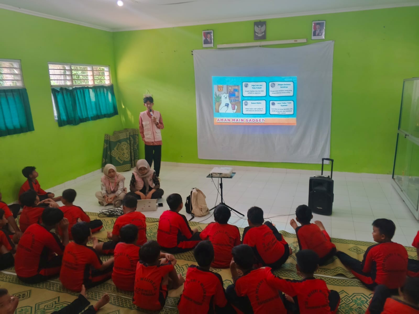 Sesi materi edukasi kesehatan menjaga batasan untuk siswa kelas 4, 5, dan 6 di SD Negeri
1 Wijirejo. (Dok. Pribadi/KKN 06 UNS)