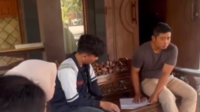 Di balik pendataan, ada cerita dan harapan yang perlu didengar. Mahasiswa KKN Undip berdialog langsung dengan warga Desa Karangpelem dalam upaya mendampingi persoalan Anak Tidak Sekolah (ATS). Pendekatan dari rumah ke rumah menjadi langkah untuk memahami kondisi keluarga sekaligus membuka kembali ruang bagi anak untuk melanjutkan pendidikan. (Doc. Pribadi) Di balik pendataan, ada cerita dan harapan yang perlu didengar. Mahasiswa KKN Undip berdialog langsung dengan warga Desa Karangpelem dalam upaya mendampingi persoalan Anak Tidak Sekolah (ATS). Pendekatan dari rumah ke rumah menjadi langkah untuk memahami kondisi keluarga sekaligus membuka kembali ruang bagi anak untuk melanjutkan pendidikan. (Doc. Pribadi)