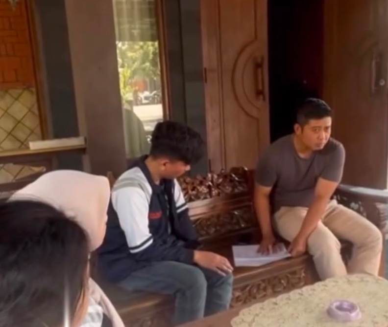Di balik pendataan, ada cerita dan harapan yang perlu didengar. Mahasiswa KKN Undip berdialog langsung dengan warga Desa Karangpelem dalam upaya mendampingi persoalan Anak Tidak Sekolah (ATS). Pendekatan dari rumah ke rumah menjadi langkah untuk memahami kondisi keluarga sekaligus membuka kembali ruang bagi anak untuk melanjutkan pendidikan. (Doc. Pribadi)