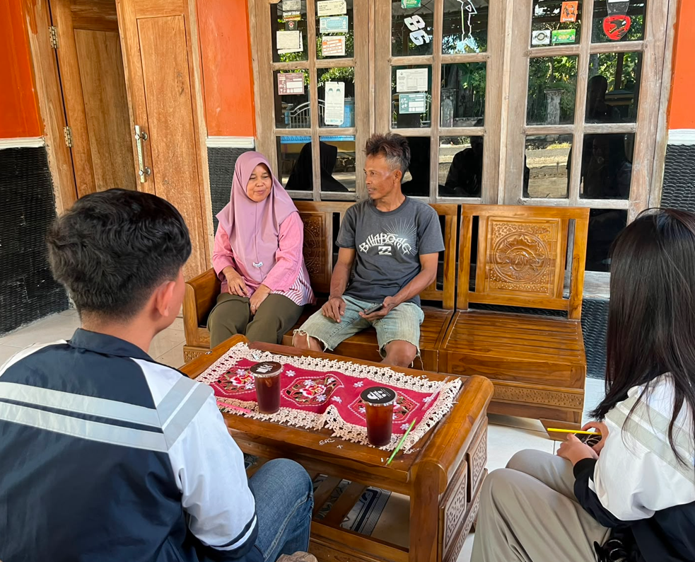 Mendengar, memahami, dan mendampingi. Mahasiswa KKN Undip berdialog bersama warga Desa Karangpelem untuk menggali kondisi serta persoalan pendidikan dalam program Anak Tidak Sekolah (ATS). Dari percakapan sederhana di rumah, tumbuh kepedulian dan harapan untuk membuka kembali jalan pendidikan bagi generasi muda. (Doc. Pribadi)